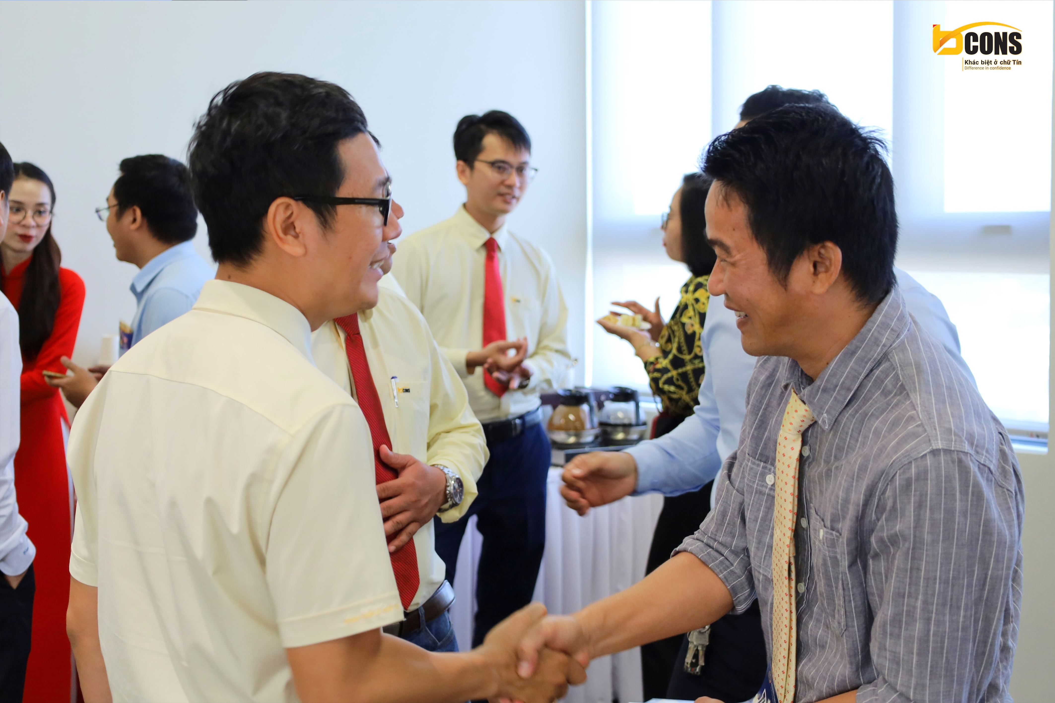 Ban lãnh đạo Tập đoàn cùng Quý đối tác thưởng tiệc trà tại sự kiện