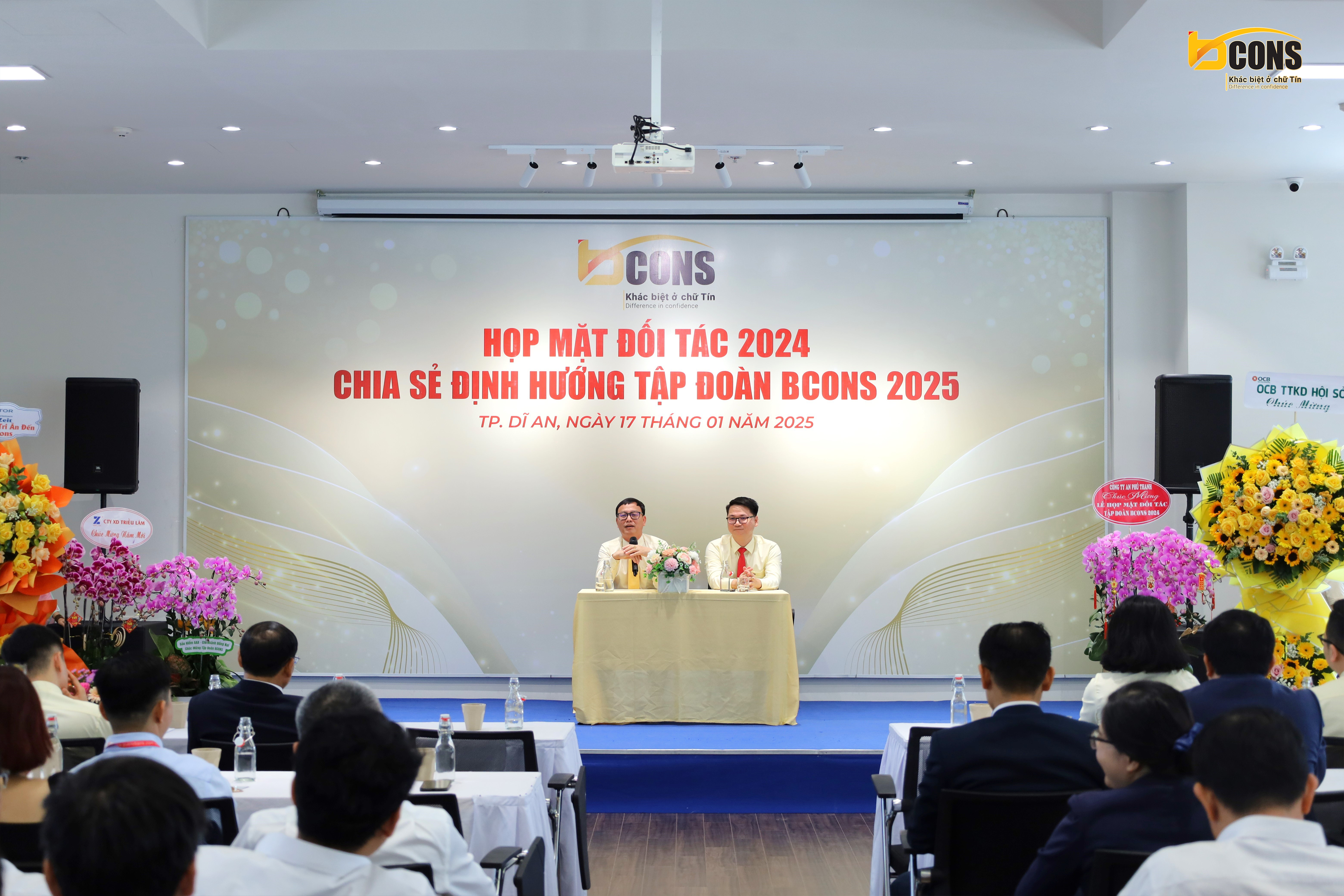 Đại diện Tập đoàn Bcons Ông Lê Như Thạch - Chủ tịch HĐQT Tập đoàn và Ông Dương Kim Quân - Tổng Giám đốc tập đoàn phát biểu tại buổi họp mặt