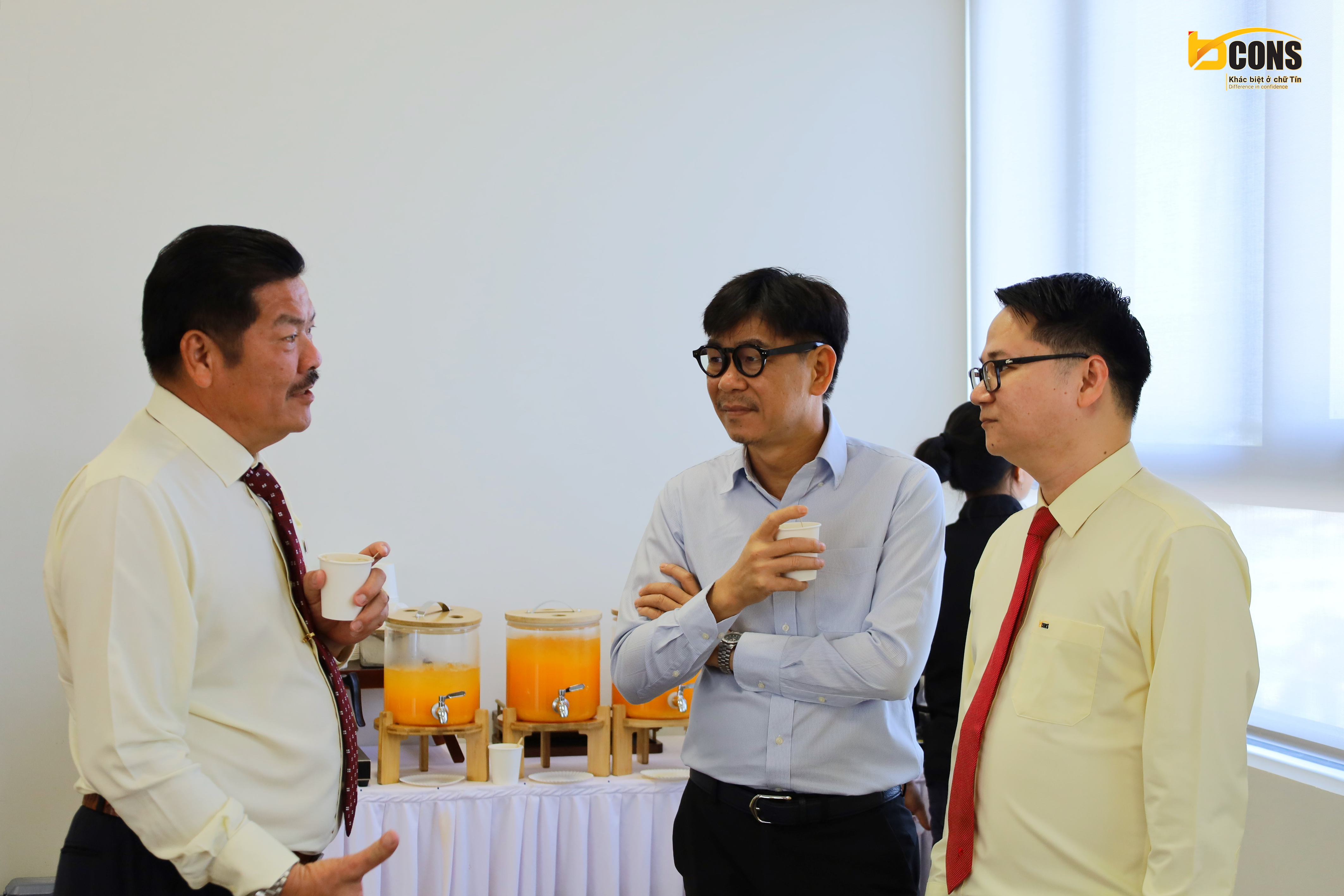 Ban lãnh đạo Tập đoàn cùng Quý đối tác thưởng tiệc trà tại sự kiện