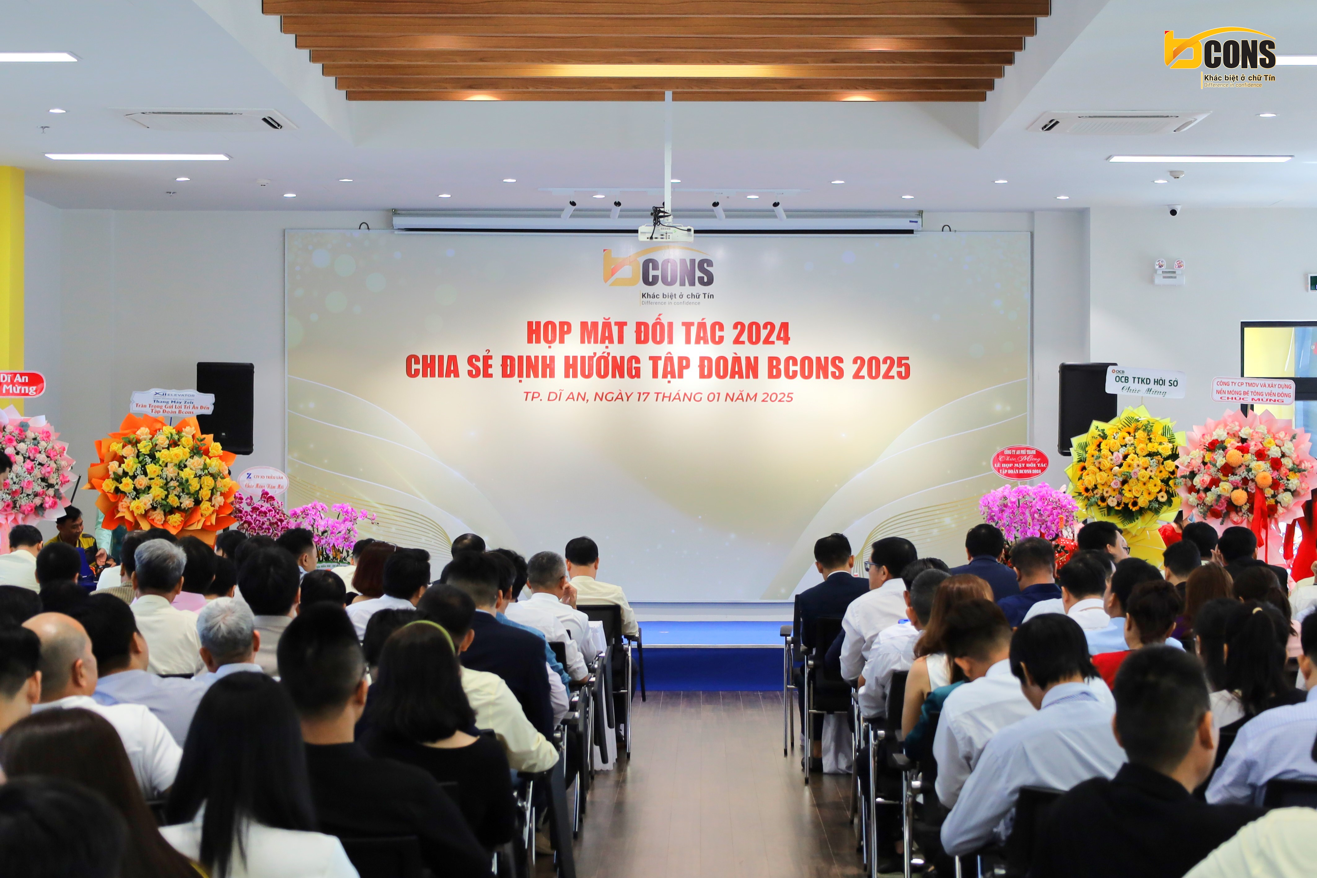 Hội trường diễn ra sự kiện Họp mặt các đối tác năm 2024 và chia sẻ định hướng Tập đoàn Bcons 2025 