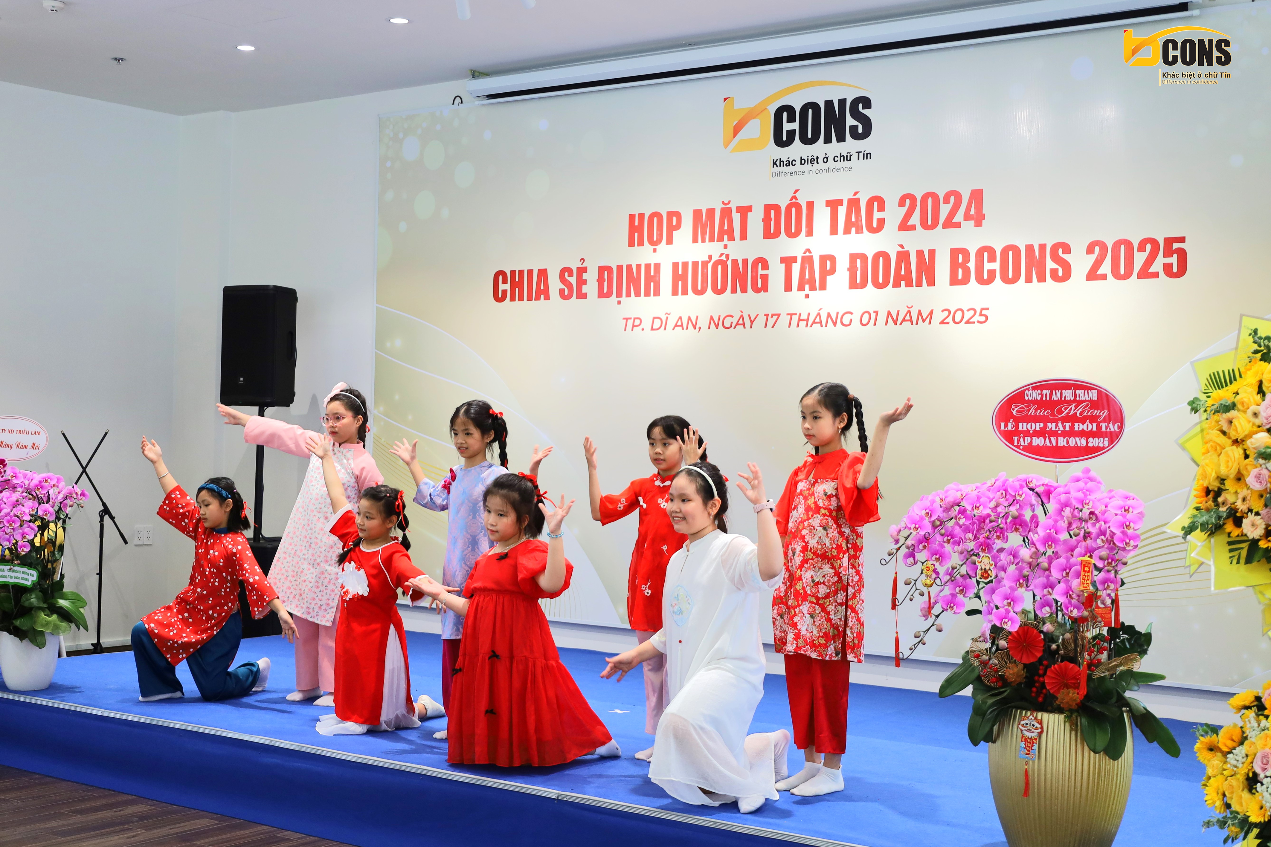 Tiết mục múa "Năm qua đã làm gì" - do các em học sinh trường B.School trình bày
