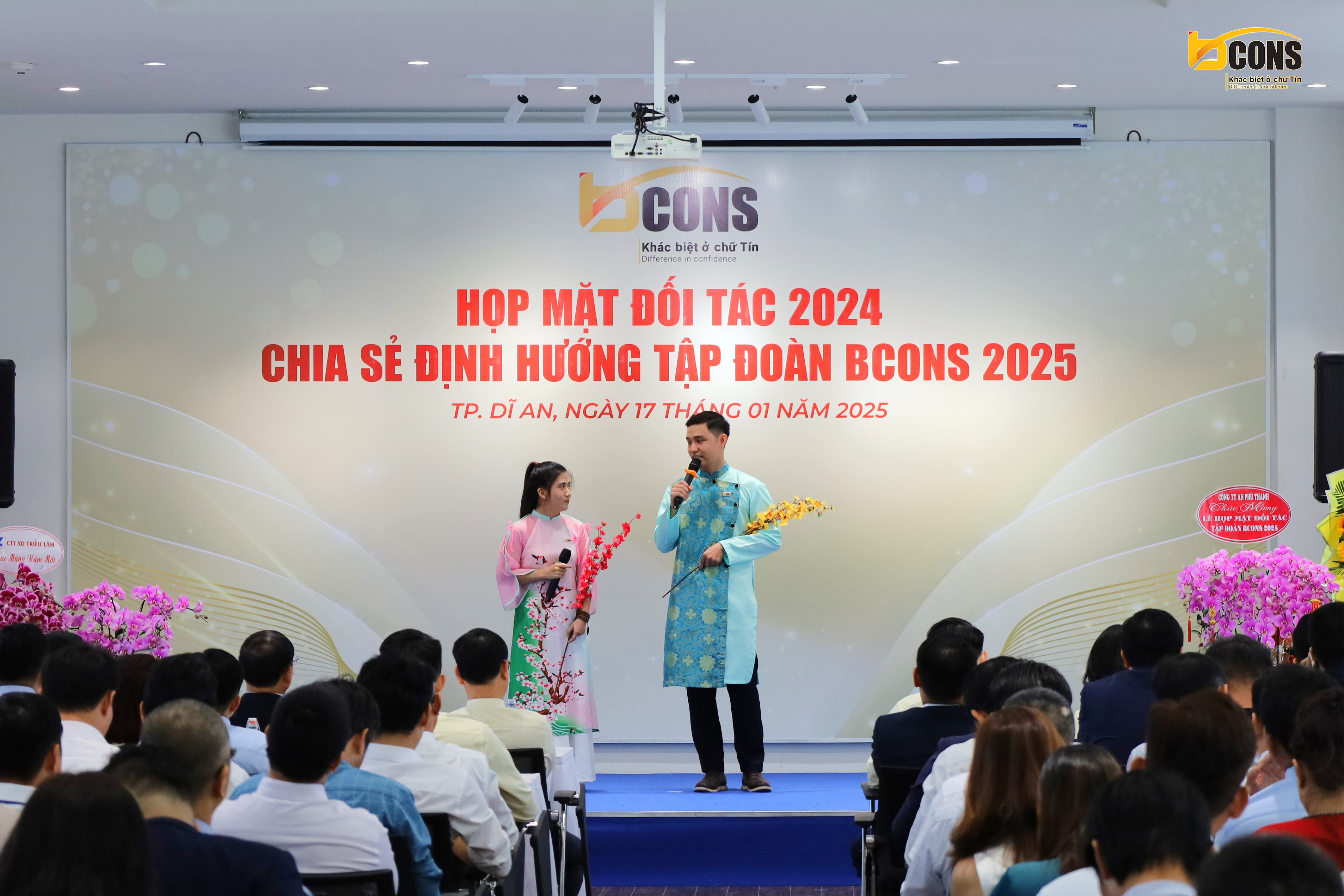Tiết mục song ca bài hát "Đón Xuân" - do Hồng Thiên và Ngọc Tuyền trình bày