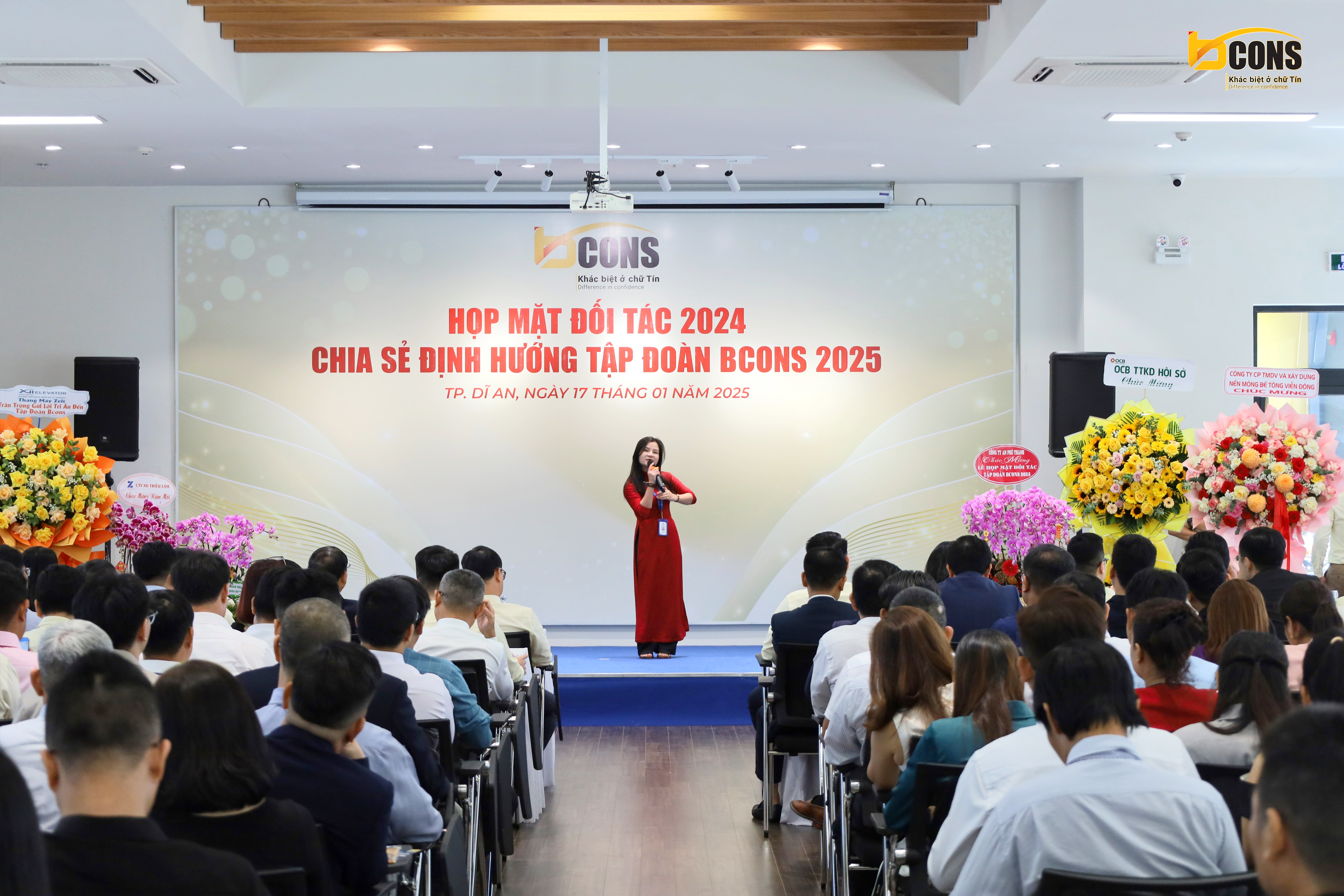 Tiết mục đơn ca bài hát "Mùa xuân ơi" - do cô Bùi Thị Hoa, Giáo viên âm nhạc trường B.School trình bày