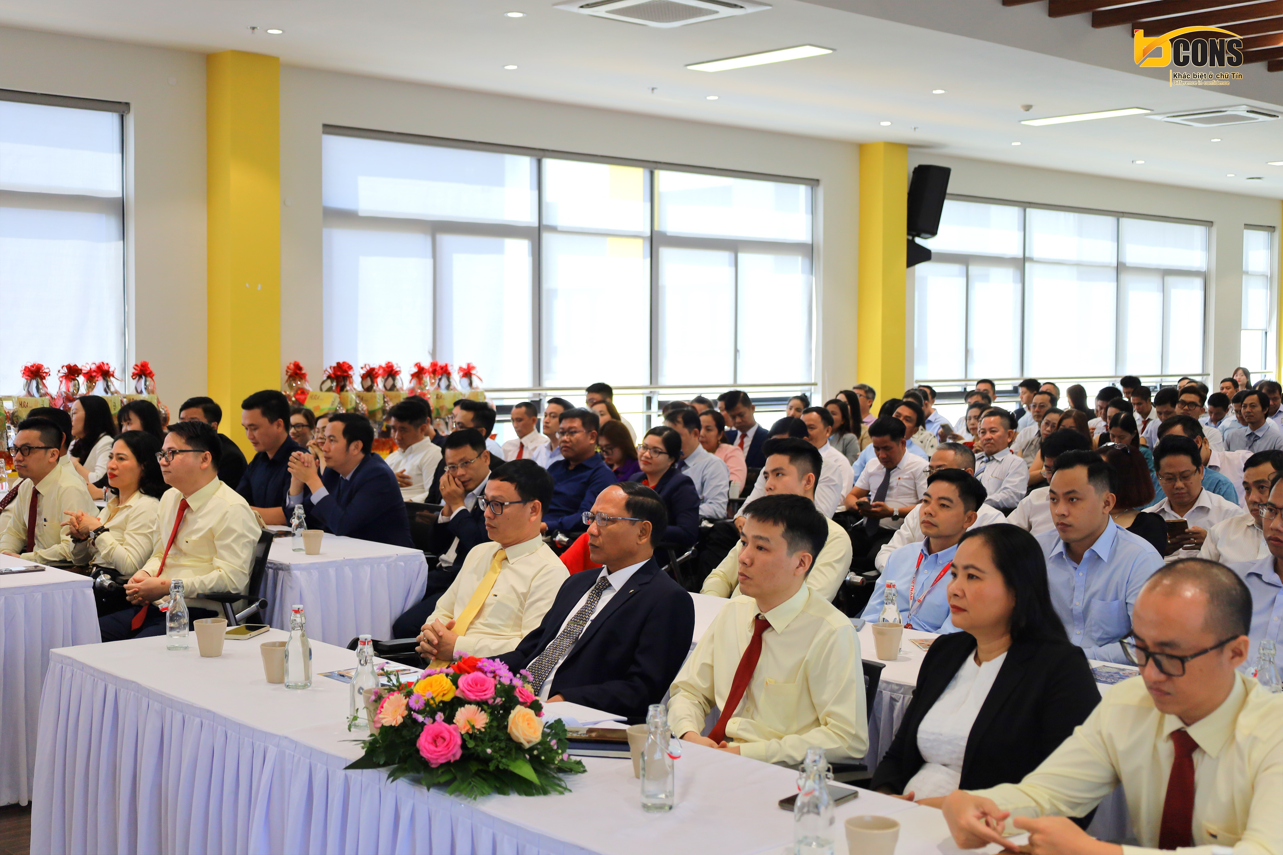Hội trường diễn ra sự kiện Họp mặt các đối tác năm 2024 và chia sẻ định hướng Tập đoàn Bcons 2025 